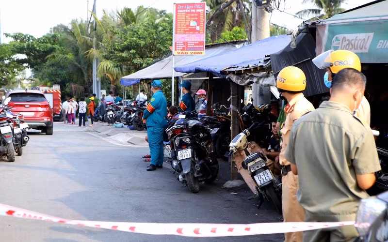 Lực lượng chức năng đang phong tỏa hiện trường.