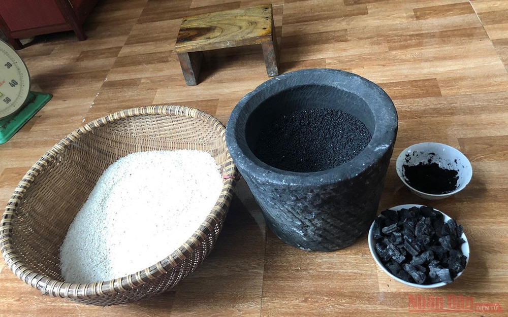 Than núc nác vừa được giã xong. Độc đáo bánh chưng đen Na Kim -0