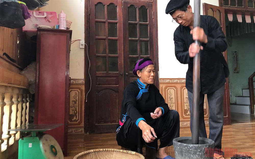 Giã than. Độc đáo bánh chưng đen Na Kim -0