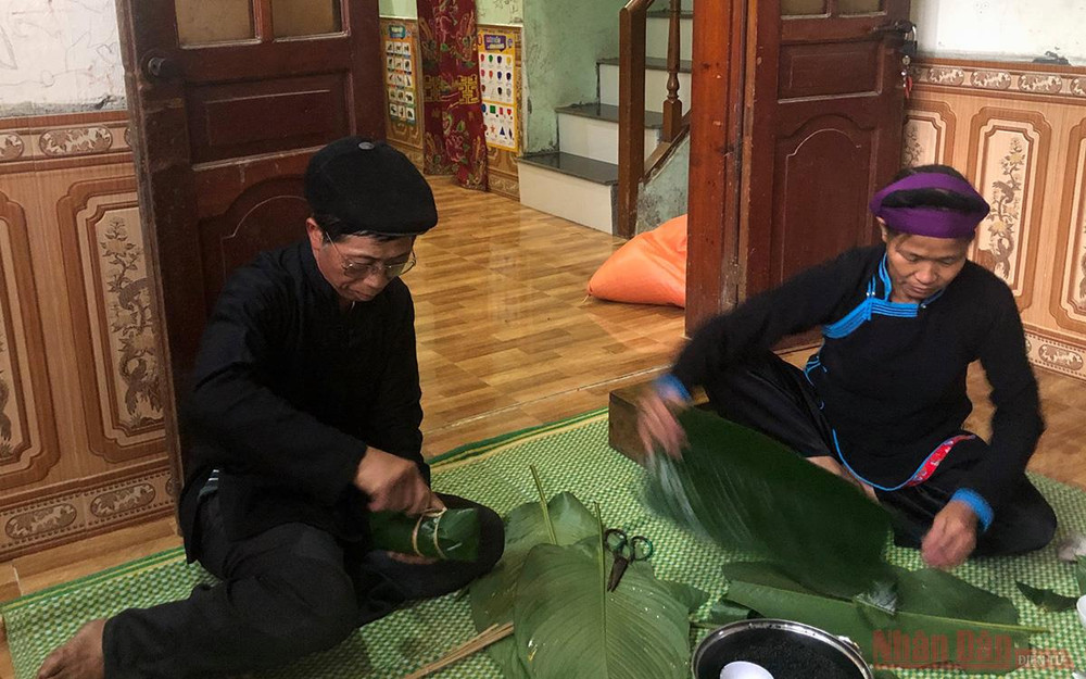 Bánh chưng đen trở thành công việc đem lại thu nhập ổn định cho gia đình bà Vàng Thị Hoa. Độc đáo bánh chưng đen Na Kim -0