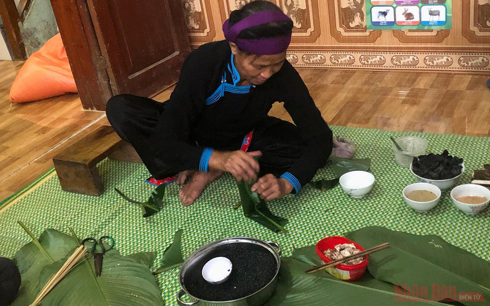Bà Vàng Thị Hoa gói bánh chưng đen. Độc đáo bánh chưng đen Na Kim -0
