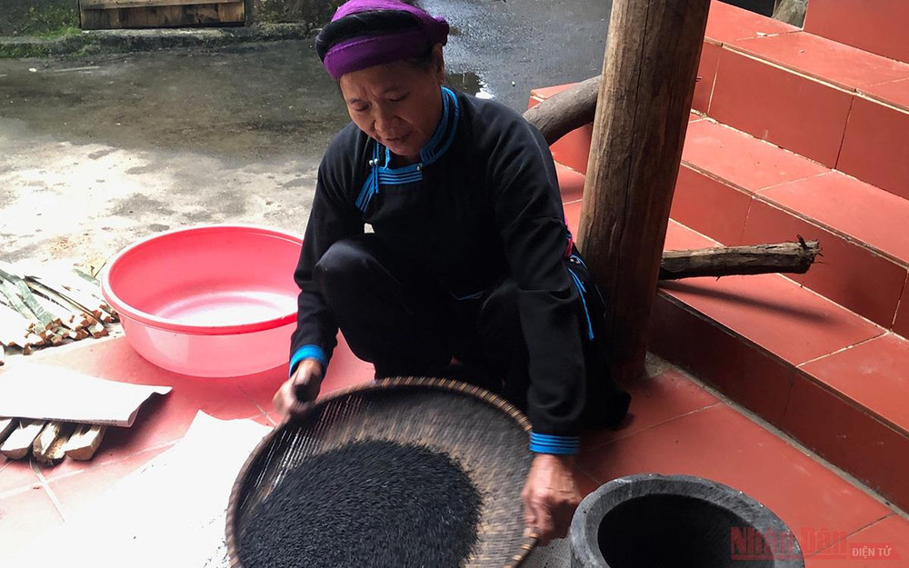Sáng sảy than sau khi giã xong. Độc đáo bánh chưng đen Na Kim -0