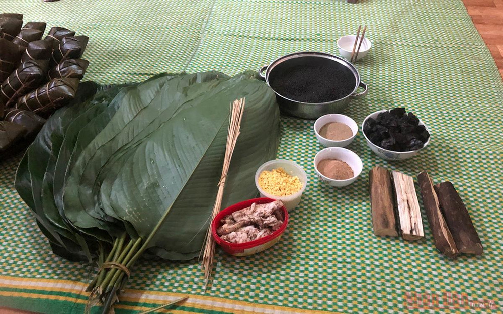 Nguyên liệu làm bánh chưng đen. Độc đáo bánh chưng đen Na Kim -0