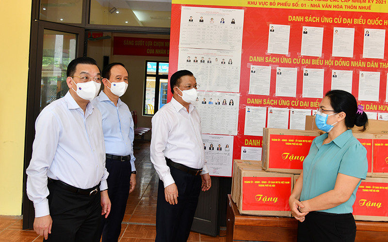 Bí thư Thành ủy Hà Nội Đinh Tiến Dũng kiếm tra công tác bầu cử và công tác phòng chống dịch Covid-19 tại điểm bỏ phiếu xã Kim Chung, huyện Đông Anh, Hà Nội. Ảnh: Đăng Anh. Bài 1: Thực hiện tốt hai nhiệm vụ cấp bách -0