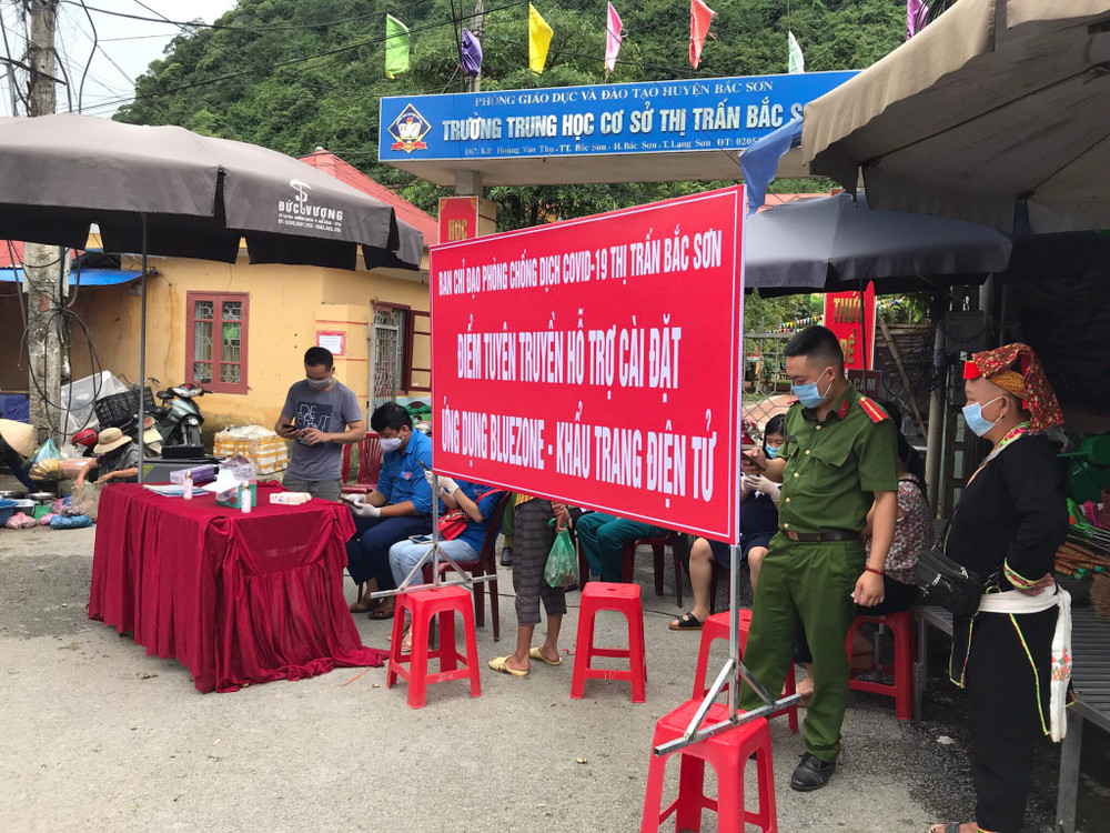 Một địa điểm tuyên truyền, hỗ trợ cài đặt ứng dụng Bluezone ở Lạng Sơn. Đà Nẵng liên tục dẫn đầu số lượt tải ứng dụng Bluezone -0