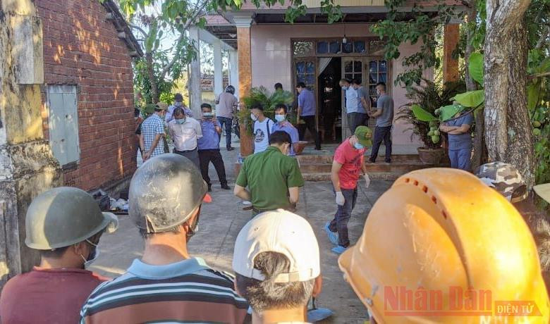 Lực lượng chức năng tổ chức khám nghiệm hiện trường.