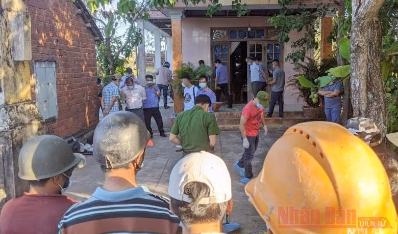 Lực lượng chức năng tổ chức khám nghiệm hiện trường.