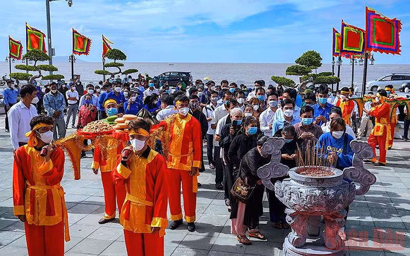 Lãnh đạo và nhân dân tỉnh Cà Mau dâng hương tại Đền thờ Đức Quốc Tổ Lạc Long Quân.