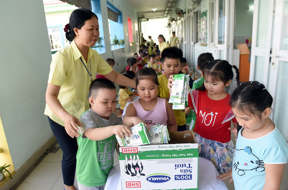 Gấp gọn vỏ hộp sữa và đặt đúng nơi quy định sau khi uống sữa cũng là một kỹ năng sống cho trẻ và là mục tiêu bảo vệ môi trường mà Vinamilk và chương trình SHĐ hướng đến. 5-1594039382825.jpg