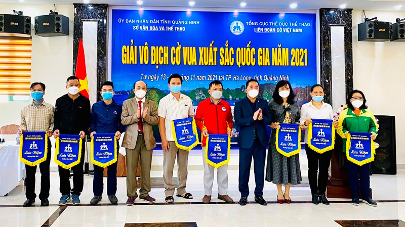 Ban Tổ chức trao cờ lưu niệm ngày khai mạc cho các đoàn. Bế mạc Giải vô địch cờ vua xuất sắc Quốc gia năm 2021 -0