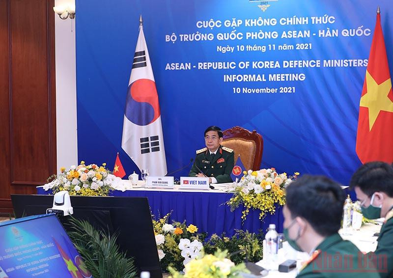 Đại tướng Phan Văn Giang, Bộ trưởng Quốc phòng tham dự cuộc gặp không chính thức Bộ trưởng Quốc phòng ASEAN - Hàn Quốc, tại điểm cầu Hà Nội. (Ảnh: TRỌNG ĐỨC) Tạo khuôn khổ cho đối thoại và tham vấn cấp Bộ trưởng Quốc phòng trong ASEAN -0