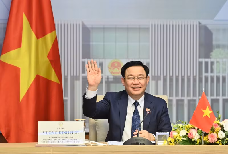 Chủ tịch Quốc hội Vương Đình Huệ vẫy tay chào Chủ tịch Quốc hội Singapore.