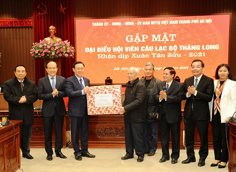 Các đồng chí lãnh đạo thành phố chúc Tết, tặng quà cho Câu lạc bộ Thăng Long. Ảnh: DUY LINH Phát huy kinh nghiệm, trí tuệ cùng xây dựng, phát triển Thủ đô -0