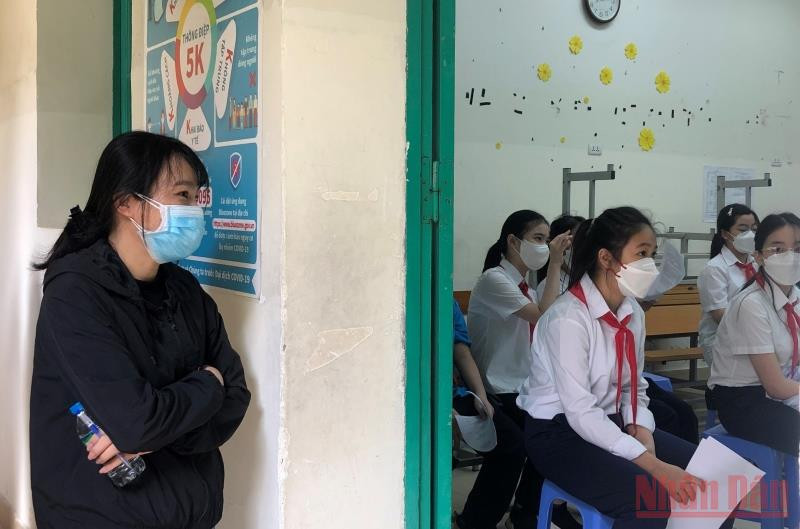 Nhiều phụ huynh đến tận trường để theo dõi sức khỏe của con khi tiêm vaccine Covid-19. Quận Hoàn Kiếm triển khai tiêm vaccine Covid-19 cho trẻ từ 5 tuổi đến dưới 12 tuổi -0
