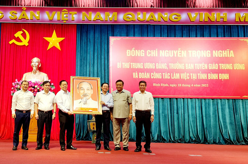 Đồng chí Nguyễn Trọng Nghĩa tặng tặng phẩm cho Ban Thường vụ Tỉnh ủy Bình Định. Đồng chí Nguyễn Trọng Nghĩa và Đoàn công tác của Ban Tuyên giáo Trung ương làm việc với Tỉnh ủy Bình Định -0