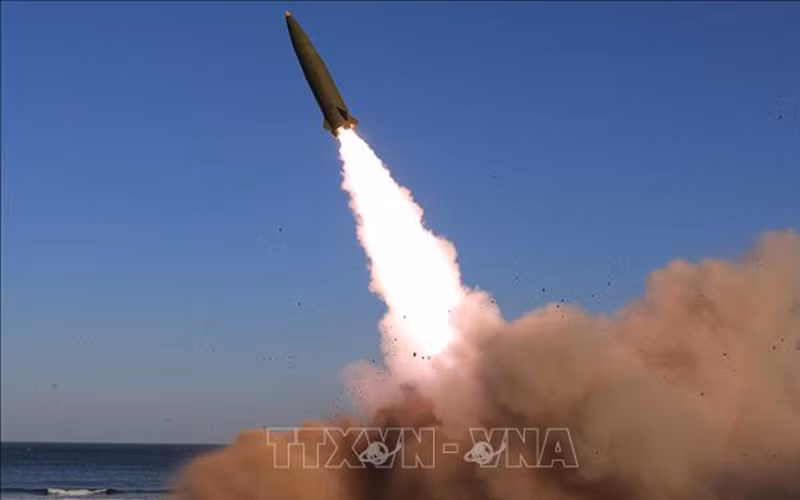 Triều Tiên thử nghiệm thành công một loại vũ khí dẫn đường chiến thuật mới. Ảnh: KCNA/TTXVN