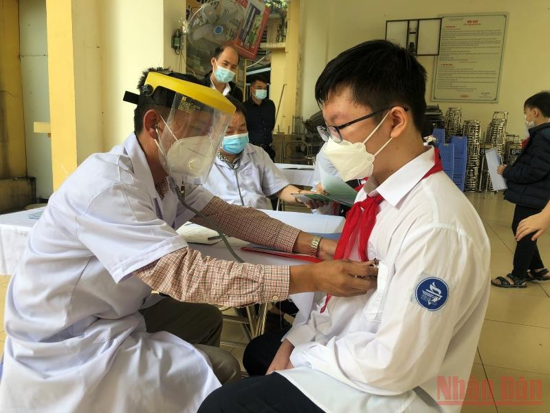 Các em học sinh được khám sàng lọc cẩn thận trước khi tiêm. Quận Hoàn Kiếm triển khai tiêm vaccine Covid-19 cho trẻ từ 5 tuổi đến dưới 12 tuổi -0
