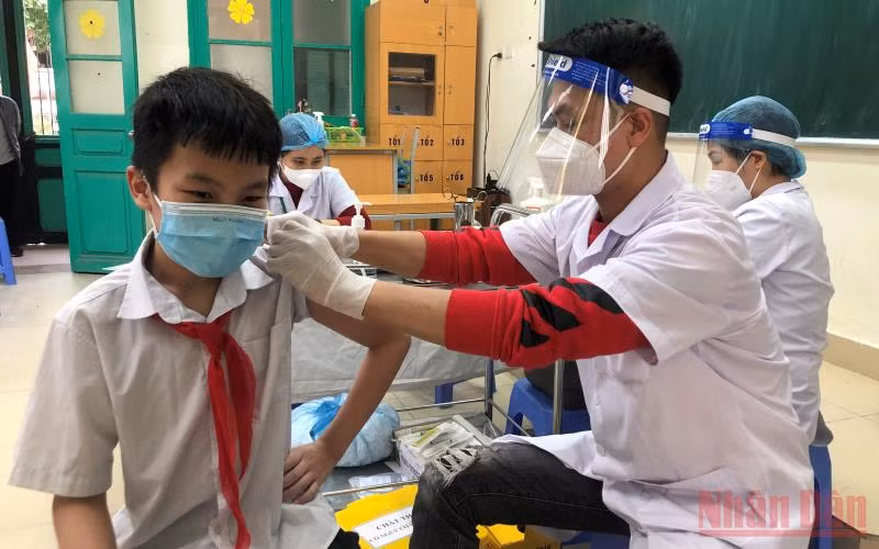 Các em học sinh lớp 6 được tiêm trong đợt đầu tiên.