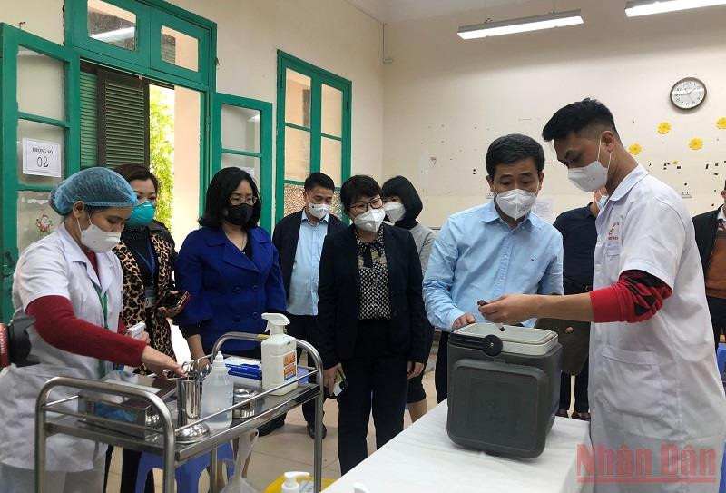 Lãnh đạo UBND quận Hoàn Kiếm kiểm tra công tác tiêm chủng cho học sinh lớp 6 tại Trường THCS Trưng Vương. Quận Hoàn Kiếm triển khai tiêm vaccine Covid-19 cho trẻ từ 5 tuổi đến dưới 12 tuổi -0