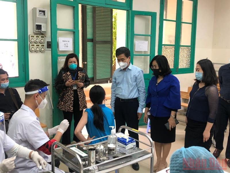 Lãnh đạo quận Hoàn Kiếm, Ban Giám hiệu nhà trường hỏi thăm tình hình tiêm của các em học sinh. Quận Hoàn Kiếm triển khai tiêm vaccine Covid-19 cho trẻ từ 5 tuổi đến dưới 12 tuổi -0
