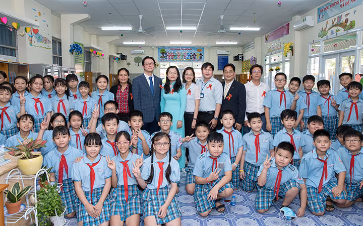 Khánh thành thư viện mới ở Trường tiểu học Ngô Quyền (Ảnh: AAV).