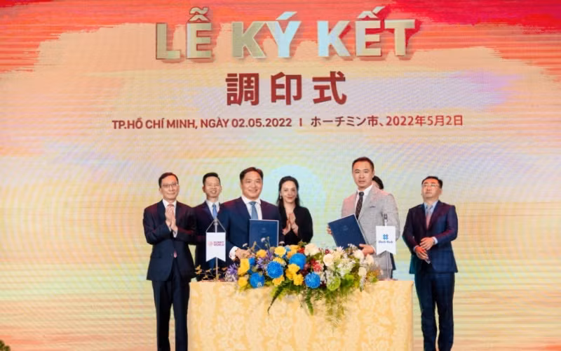 Bà Trương Huệ Vân, Tổng Giám đốc Tập đoàn Vạn Thịnh Phát và các đại diện khác chứng kiến lễ ký hợp tác chiến lược giữa Sunny World và Medi Hub.