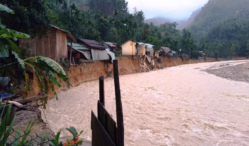 Nhiều ngôi nhà ở thôn 2, xã Trà Leng sạt lở nghiêm trọng.