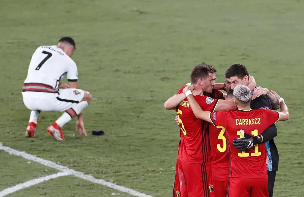 Ronaldo thất vọng trong khi các cầu thủ Bỉ ăn mừng chiến thắng. CR7 và các đồng đội đã làm tất cả song vẫn phải sớm dừng bước. Có lẽ đây sẽ là kỳ Euro cuối cùng của Ronaldo, bởi khi Euro 2024 khởi tranh tại Đức, CR7 đã bước sang tuổi 39. (Ảnh: Reuters) Những khoảnh khắc ấn tượng tại vòng 1/8 Euro 2020 -0