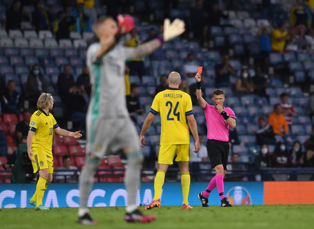 Danielson nhận thẻ đỏ ở phút 98 sau pha phạm lỗi thô bạo với cầu thủ của Ukraine. (Ảnh: UEFA) Bàn thắng “vàng” phút 120 đưa Ukraine vào tứ kết Euro 2020 -0