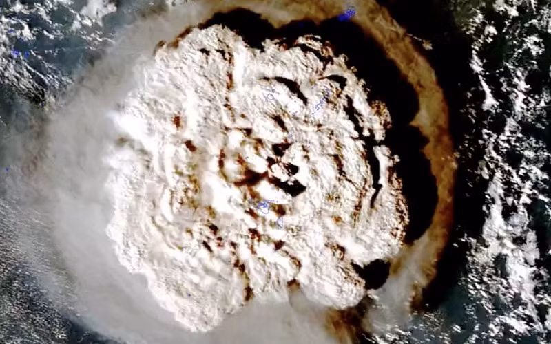 Vụ phun trào núi lửa dưới nước ngoài khơi Tonga được nhìn thấy trong hình ảnh từ vệ tinh Himawari-8 của Nhật Bản ngày 15/1/2022. (Ảnh: Reuters)