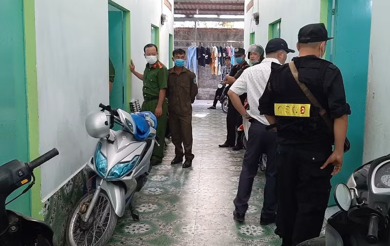 Lực lượng công an kiểm tra địa điểm mà các đối tượng hoạt động.