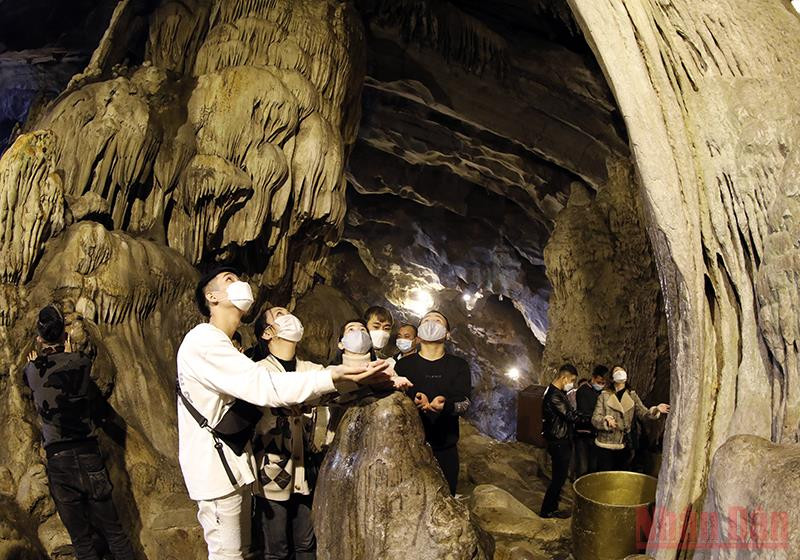 Nhiều bạn trẻ đi lễ và cầu mong cho một năm tốt đẹp tại chùa Hương. Chùa Hương trước ngày đón khách chính thức -7
