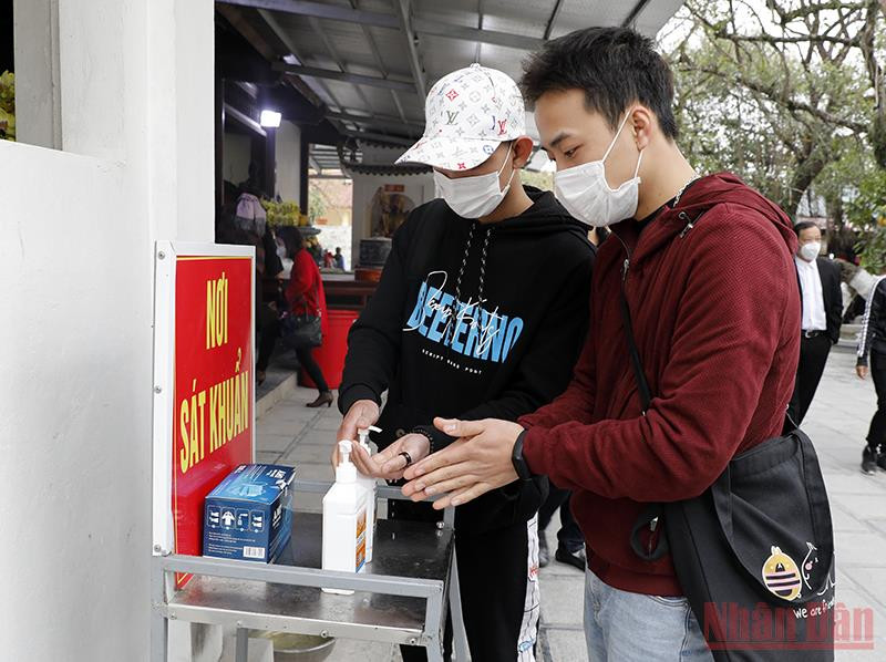 Nhiều điểm sát khuẩn cho người dân khi đến tham quan. Chùa Hương trước ngày đón khách chính thức -8