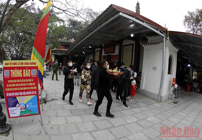Các biển thông báo thực hiện 5K tại nhiều khu vực chùa Hương. Chùa Hương trước ngày đón khách chính thức -6