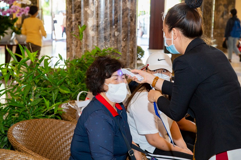 Khách quốc tế tới Phú Quốc theo chương trình thí điểm làm thủ tục kiểm tra y tế trước khi nhận phòng khách sạn (Ảnh: CTV) Mở lại hoạt động du lịch: Khẩn trương, trách nhiệm, an toàn -0
