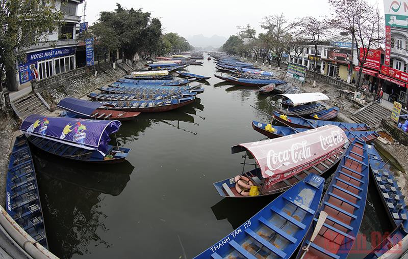 Hàng ngàn chiếc đò của người dân sẵn sàng đưa đón khách hành hương. Chùa Hương trước ngày đón khách chính thức -9