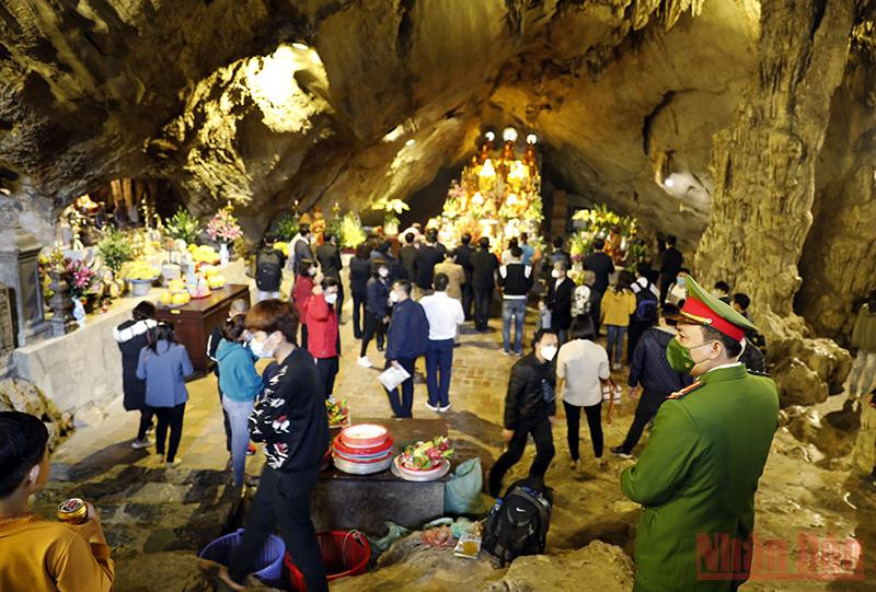 Tại các khu đông người đều có lực lượng chức năng ứng trực. Chùa Hương trước ngày đón khách chính thức -4