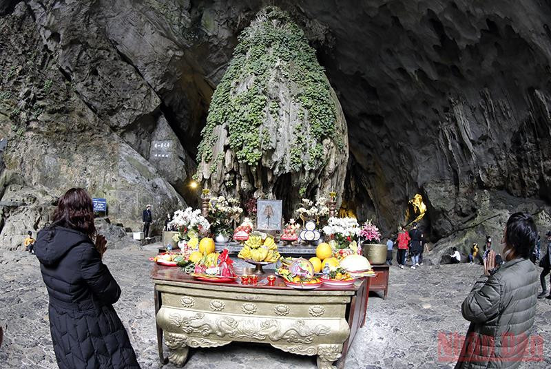 Du khách đi lễ chùa Hương ngày Tết Nguyên Tiêu. Chùa Hương trước ngày đón khách chính thức -3