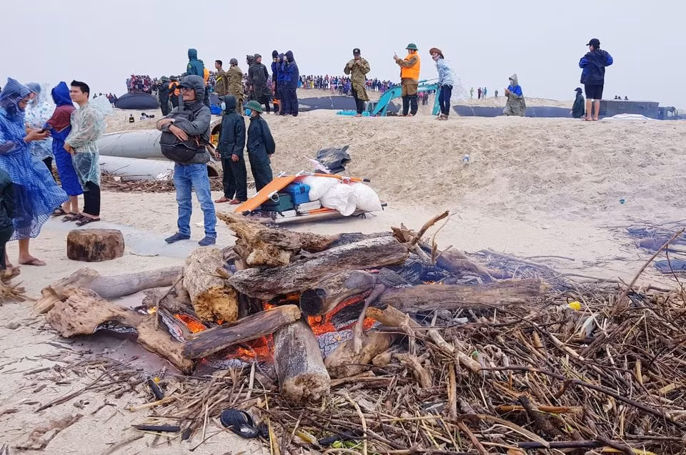 Tiếp tục cứu chín người mắc kẹt trên tàu Vietship 01 -0