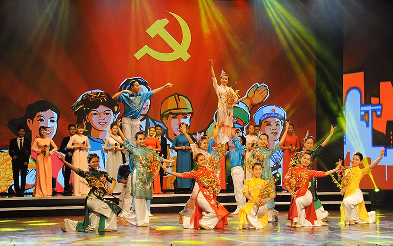 Tự hào Đảng quang vinh, vững mạnh toàn diện