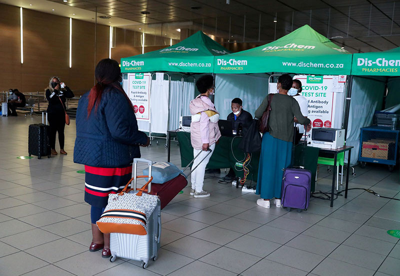 Hành khách xếp hàng làm xét nghiệm PCR tại sân bay quốc tế O.R. Tambo, ở Johannesburg, Nam Phi, ngày 26/11. (Ảnh: Reuters) Các nhà khoa học Nam Phi đã phát hiện biến thể Omicron như thế nào? -0