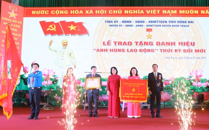 Phó Chủ tịch nước Đặng Thị Ngọc Thịnh trao danh hiệu Anh hùng Lao động thời kỳ đổi mới cho lãnh đạo huyện Nhơn Trạch.