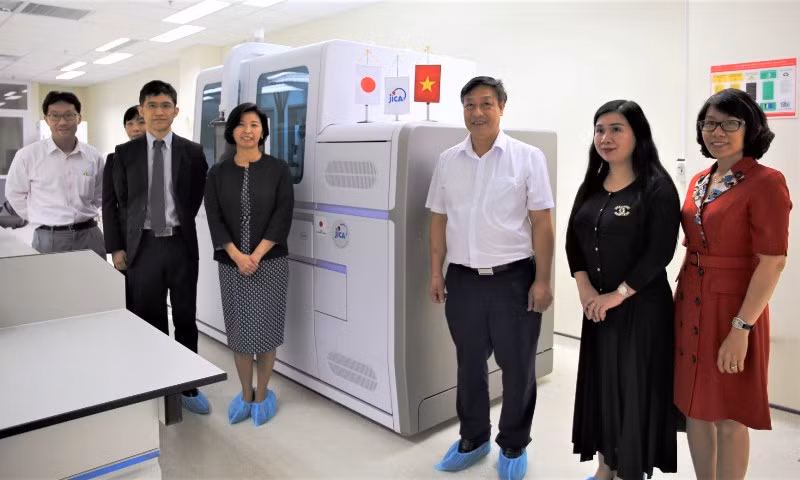 JICA viện trợ thiết bị xét nghiệm chống dịch Covid-19 được trao cho Bệnh viện Bệnh Nhiệt đới Trung ương. (Ảnh do JICA cung cấp)