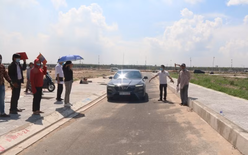 Người dân chưa nhận bàn giao đất trong khu tái định cư vì cho rằng, đường 6m thay vì 4m như hiện hữu.
