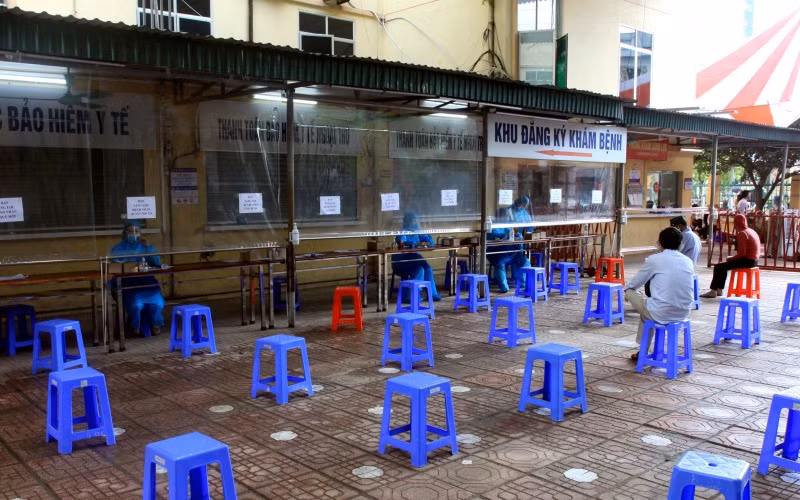 Khoa khám bệnh khá vắng vẻ trong ngày đầu hoạt động trở lại. (Ảnh chụp trước 15 giờ ngày 27-5)