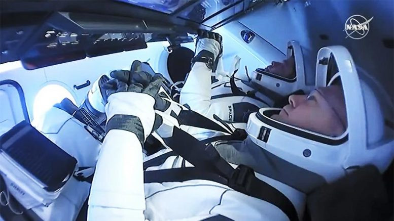 Các phi hành gia Doug Hurley và Bob Behnken chuẩn bị hạ cánh. Ảnh: NASA TV Tàu SpaceX chở hai phi hành gia hạ cánh an toàn trên biển -0