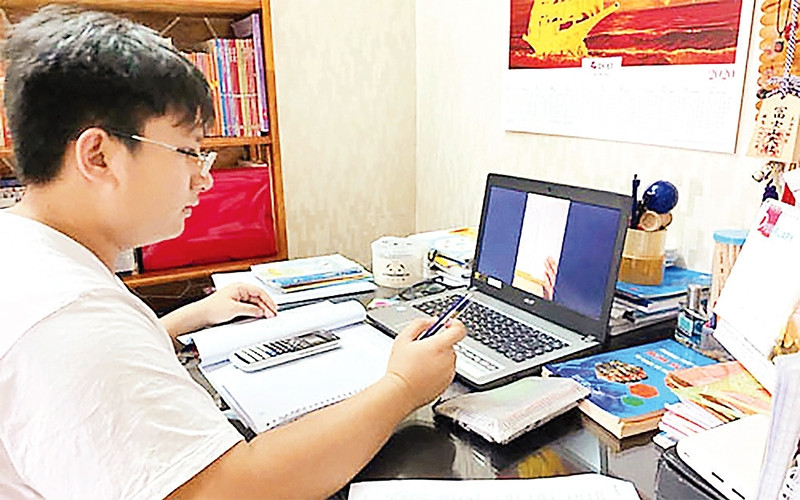 Học sinh lớp 12 làm bài kiểm tra khảo sát. Ảnh: VIỆT CƯỜNG