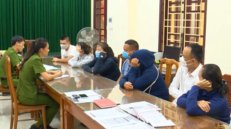 Công an thành phố Đồng Hới (Quảng Bình) làm việc với các đối tượng liên quan.