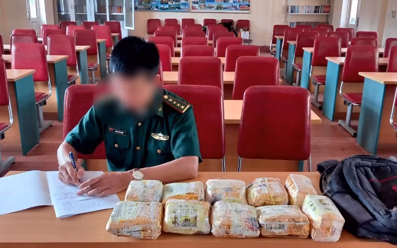 Lực lượng chức năng kiểm tra tang vật. (Ảnh: Anh Bách)