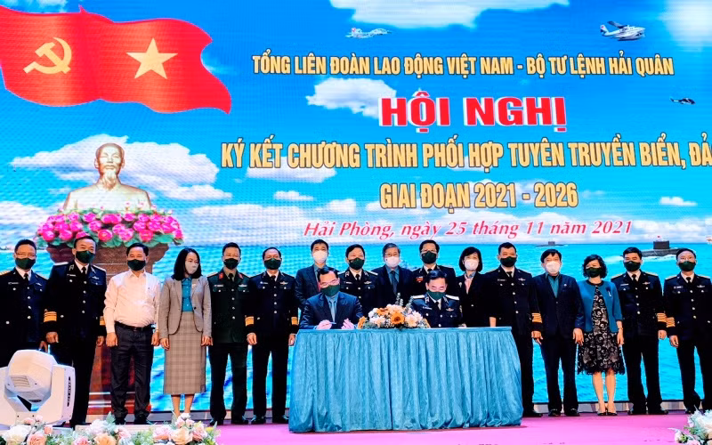 Lãnh đạo Bộ Tư lệnh Quân chủng Hải quân và Tổng Liên đoàn Lao động Việt Nam ký kết chương trình phối hợp tuyên truyền biển đảo giai đoạn 2021-2026 và các năm tiếp theo. 